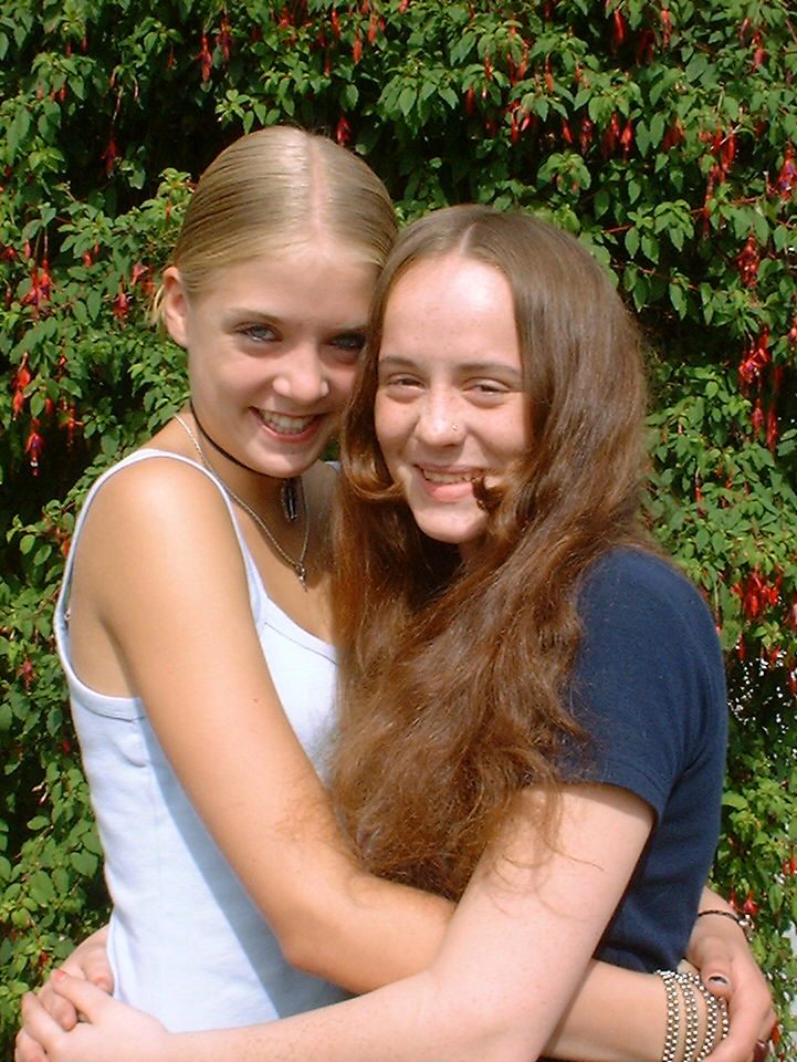 menlaineyclosehug.jpg